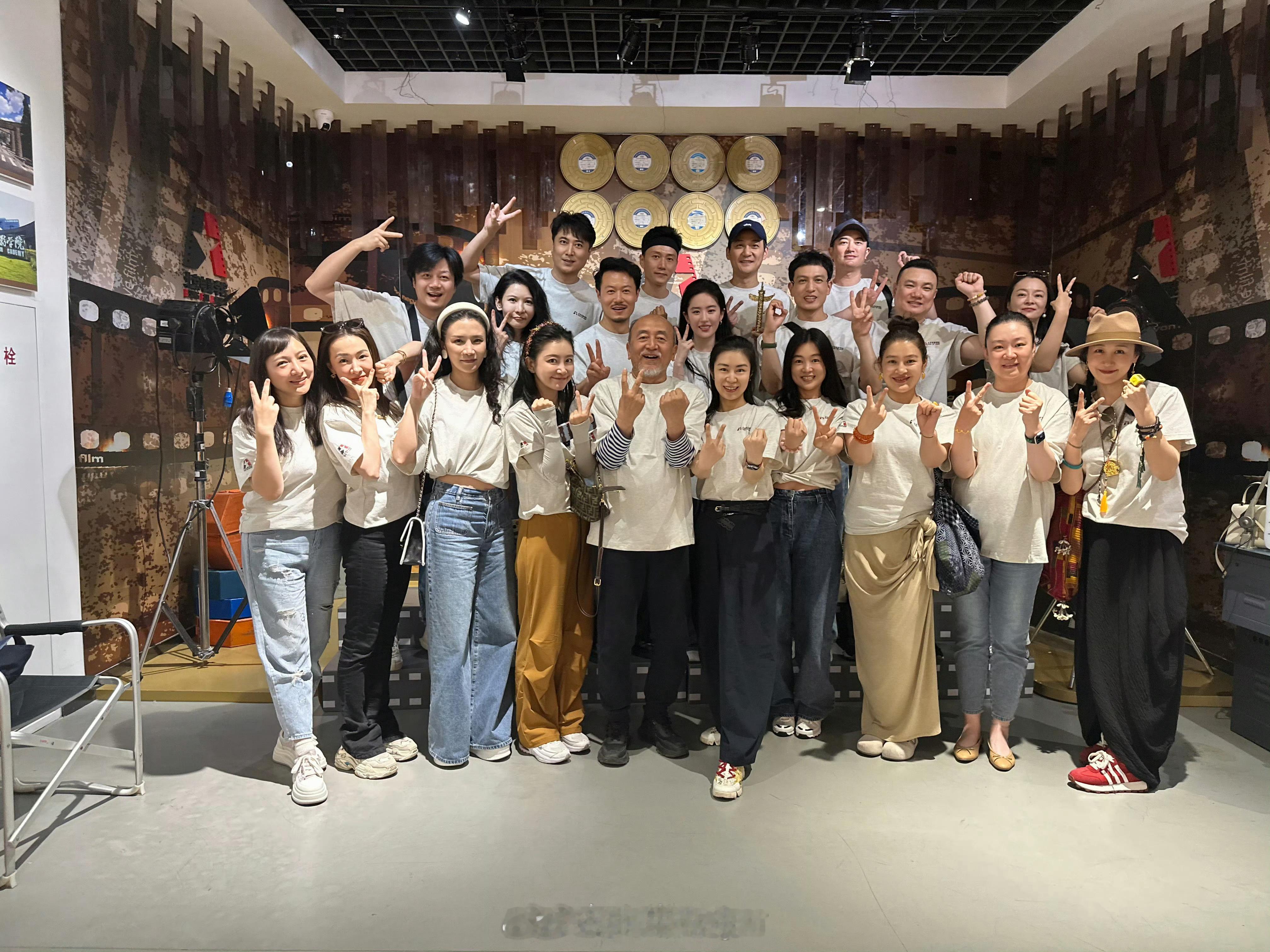 刘亦菲素颜参加北电毕业20周年同学聚会，这张脸太出众了点。