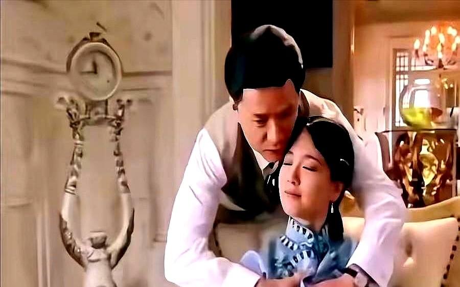 十几年前的老片花絮翻出来，段奕宏那只手又上了热搜。当时没人说不行，如今被放大