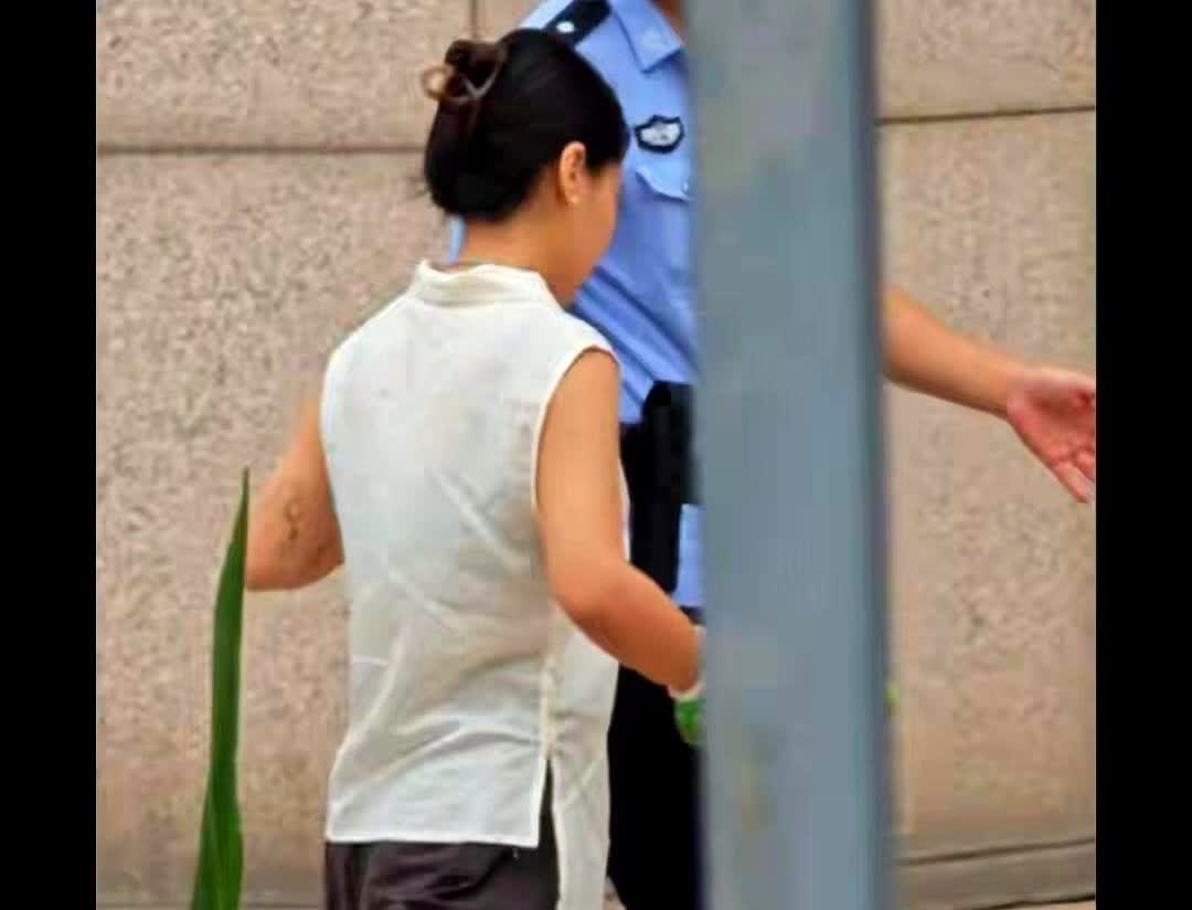 熊磊的着装实在是一言难尽，出庭这么严肃的事情，穿得跟逛街似的。白色上衣透