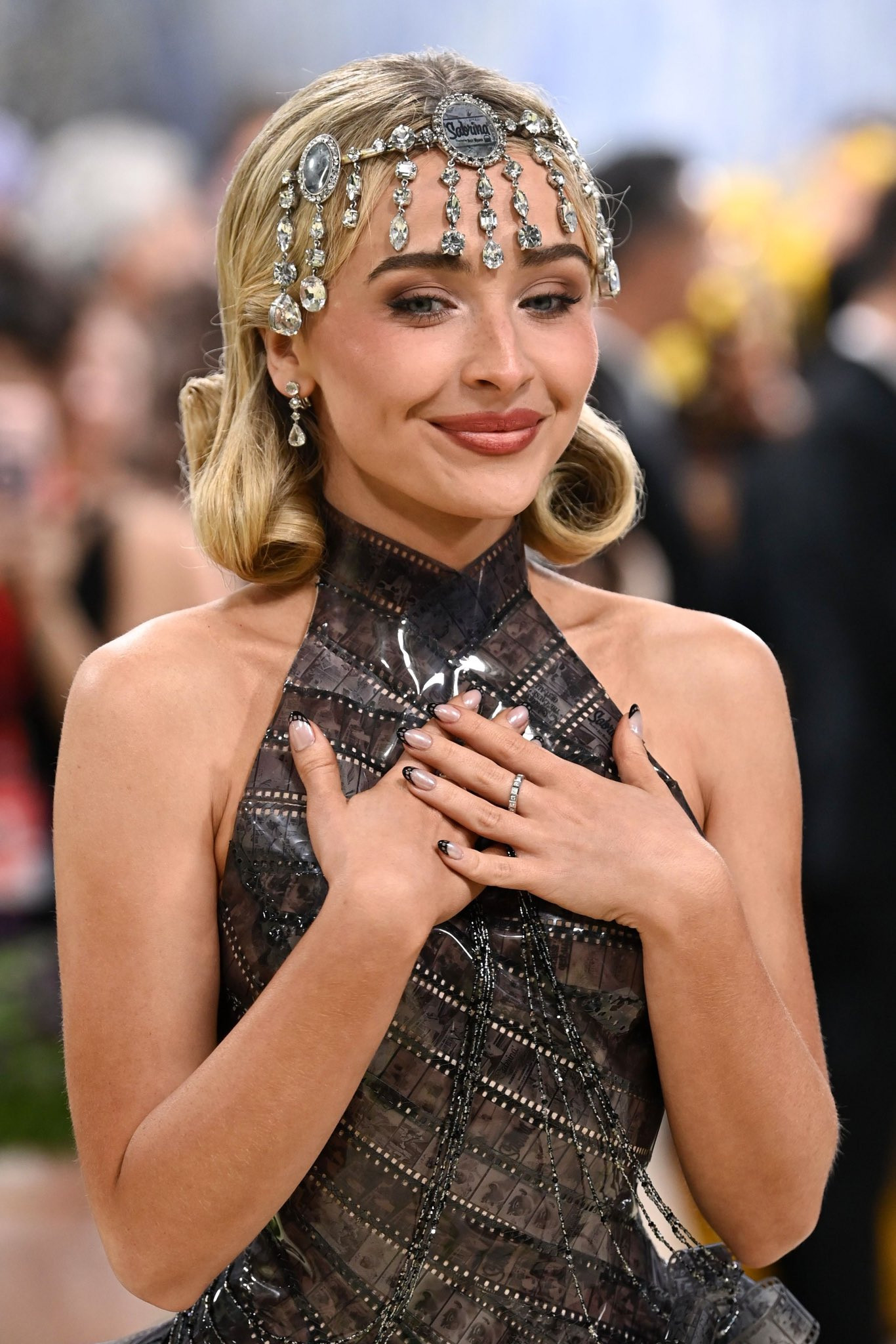 塞布丽娜·卡彭特在MetGala2026红毯这套也很有意思，这套服装的灵感源自