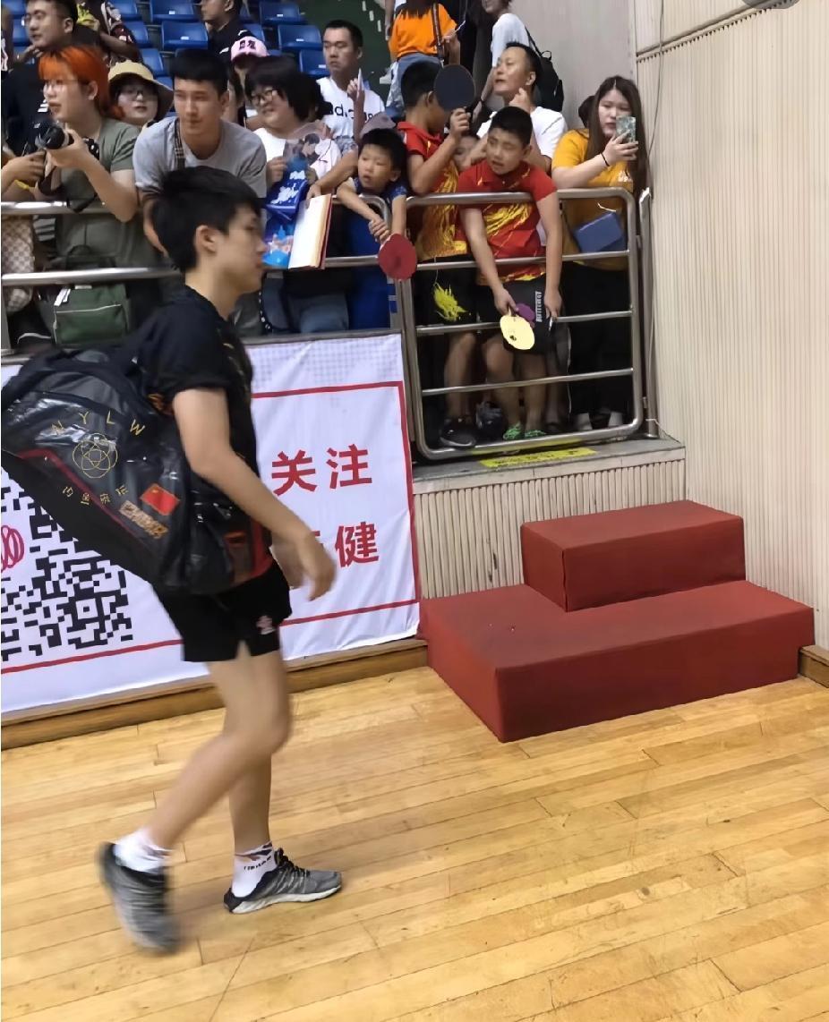 头头的“考古”库存来啦！谁懂啊！翻到王楚钦这些老照片，直接被可爱到了🥰