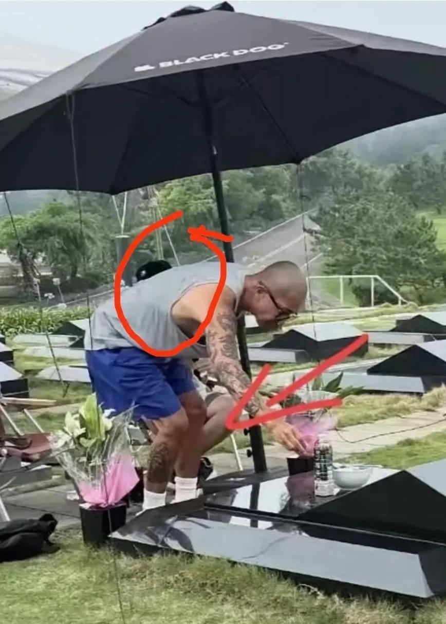 这张照片用的太多了。真是360度无死角。一看就是摆拍，并且许多报道都是用这一张