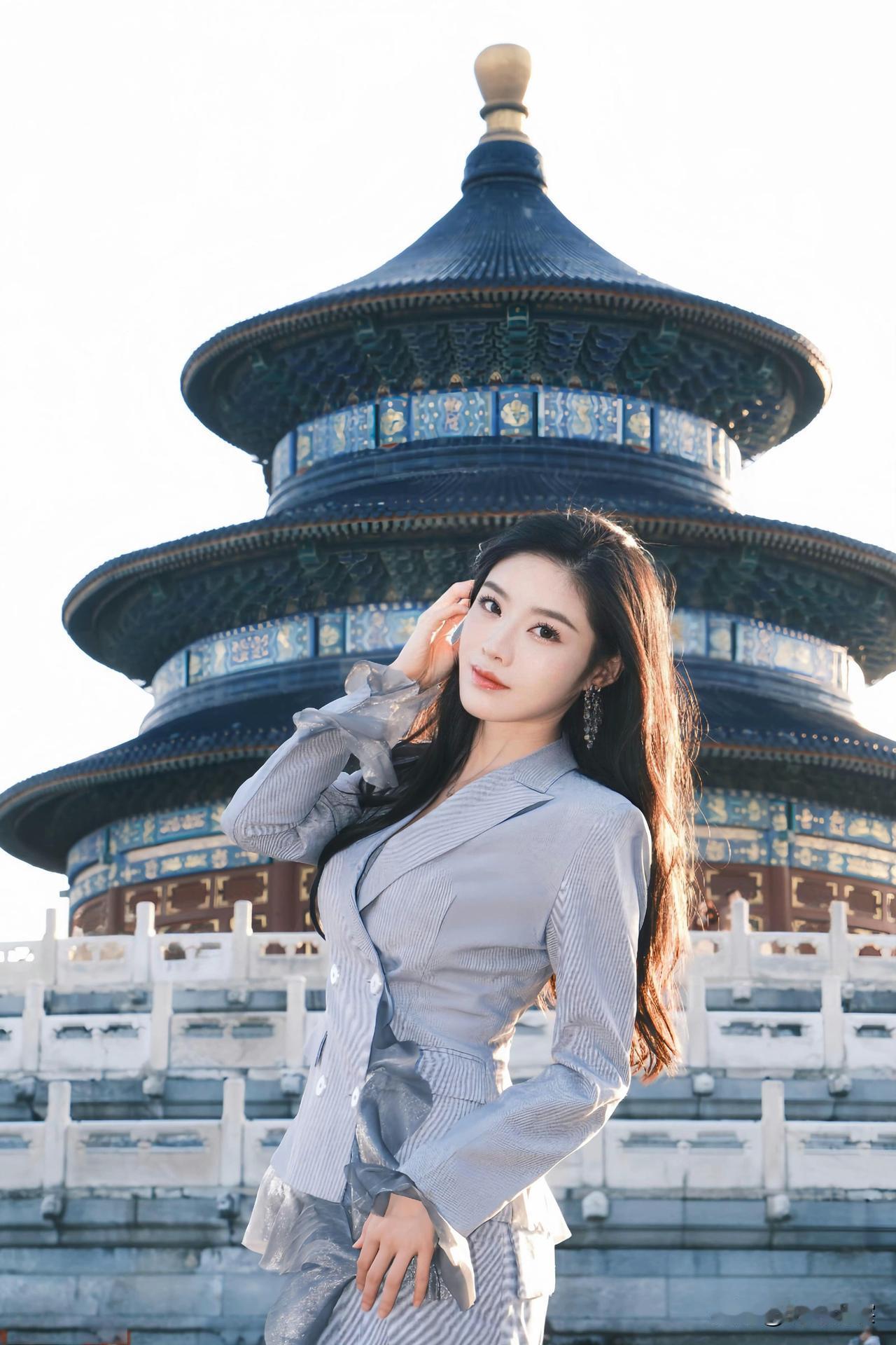 天坛祈年殿前的青春靓女，仪态万千。街拍美女天坛心动美女鉴赏