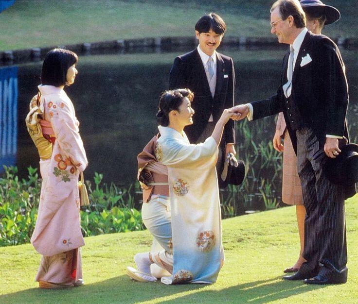 纪子和雅子两妯娌的屈膝礼|||虽然屈膝礼不是日本的本土礼仪，但碰上欧洲王室嘛，该