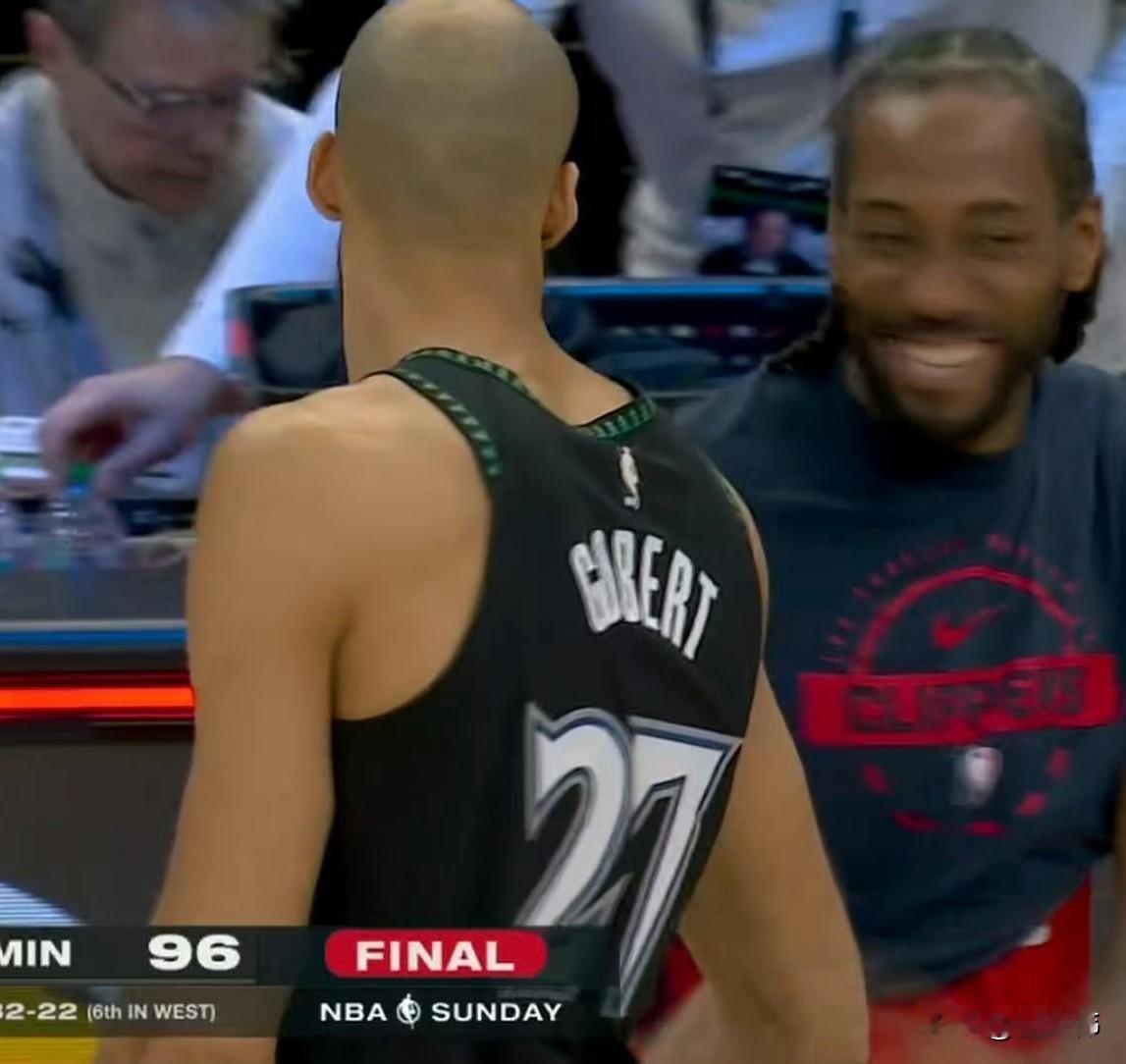 机器人笑了！戈贝尔谈伦纳德：“我们犯了错误。”“应该果断包夹伦纳德的。”