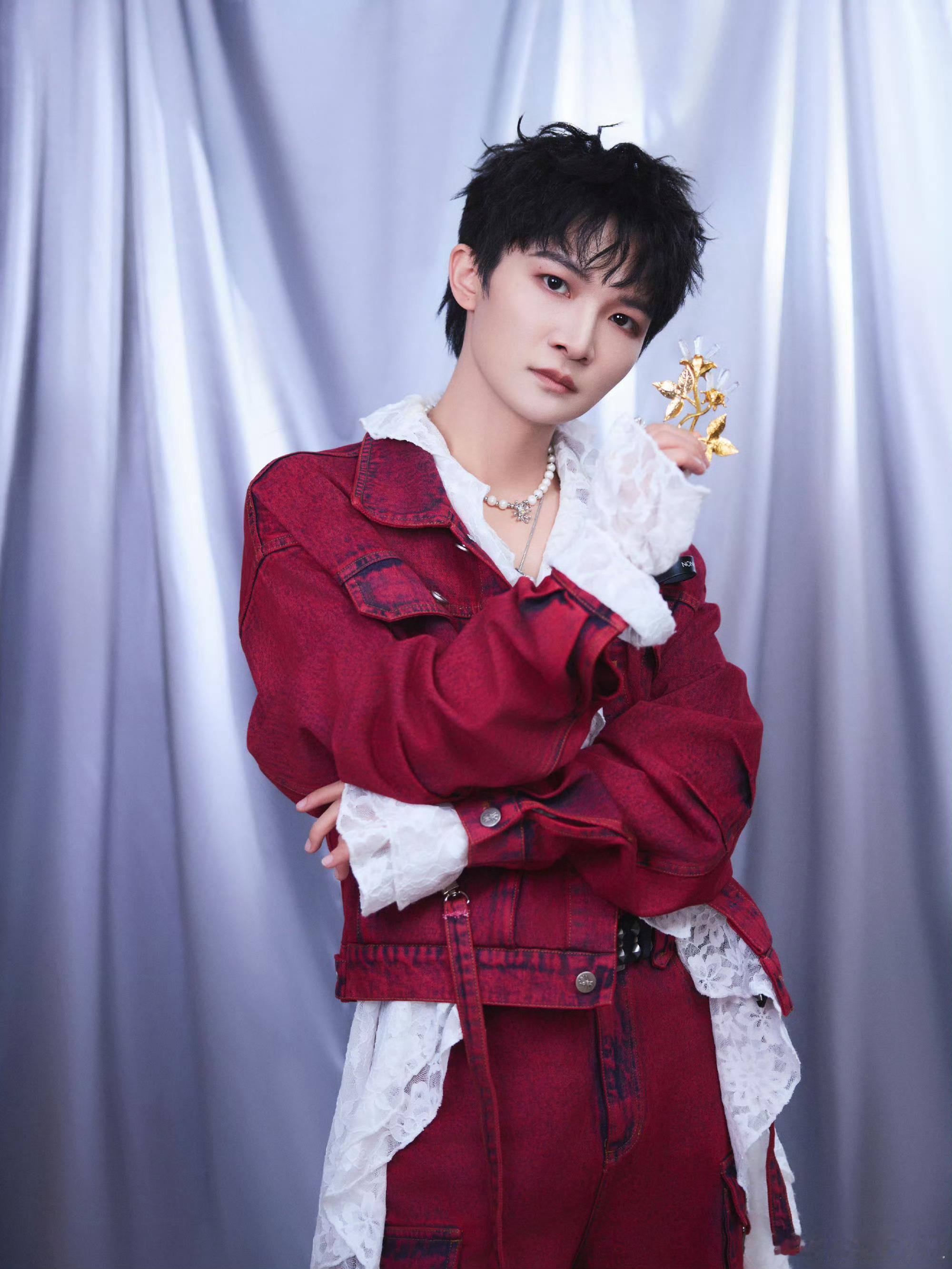 仅看了周深个人舞台有感【还没看其他完整版这一期给我的感觉是深深应该看到了之前的那