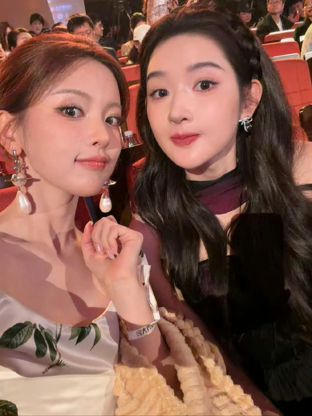 杨超越宝宝你好棒呀！拿了综艺大奖！！祝绪丹王玉雯加超越妹妹三位大美