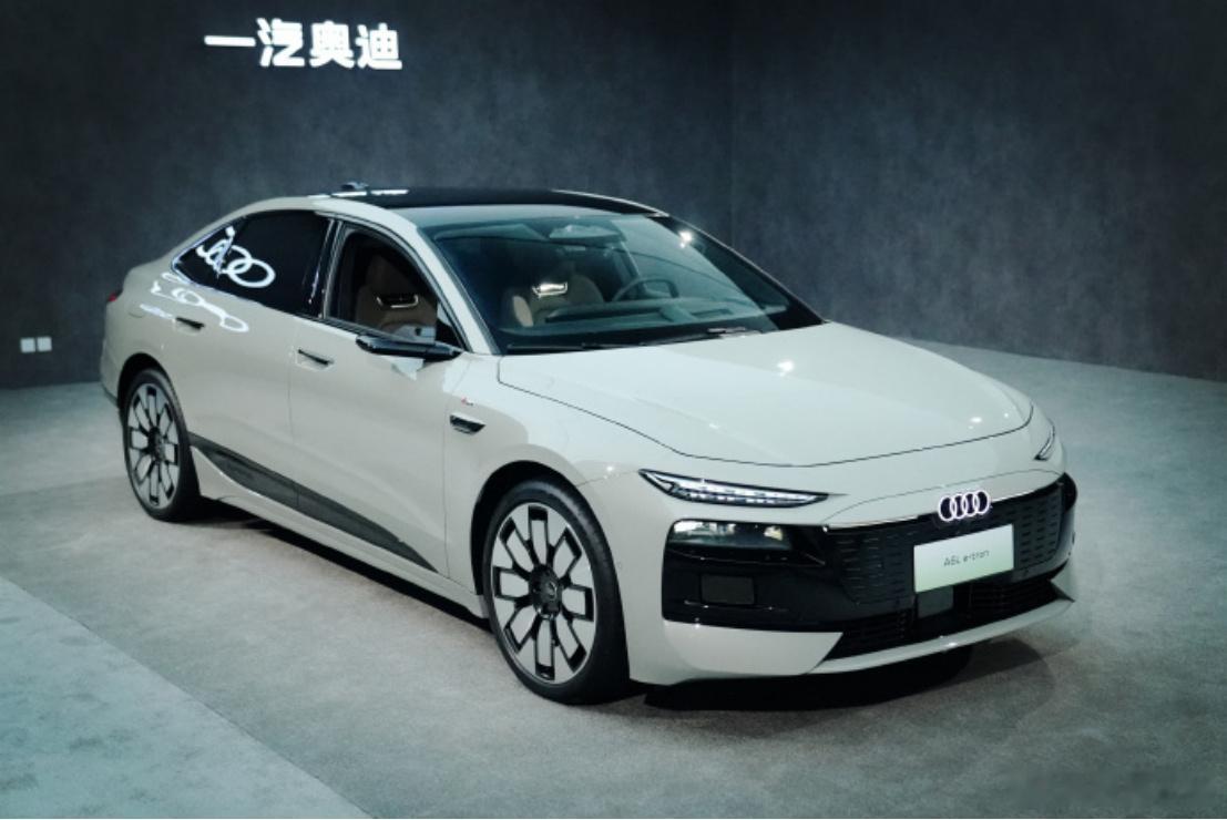 一汽奥迪A6L e-tron环抱交互灯带，座舱氛围感瞬间拉满氛围感座舱...