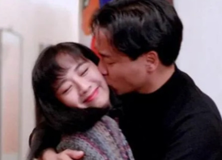 2003年，张国荣在自杀前，约前女友毛舜筠出来喝茶，张国荣开口就问：“你最近经济