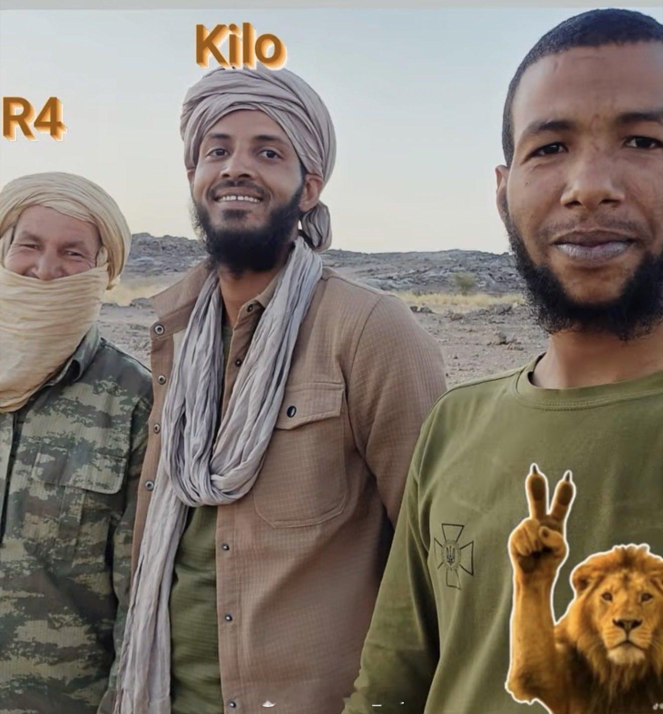 马里FLA叛军士兵身穿带有乌克兰武装部队标志的衬衫。