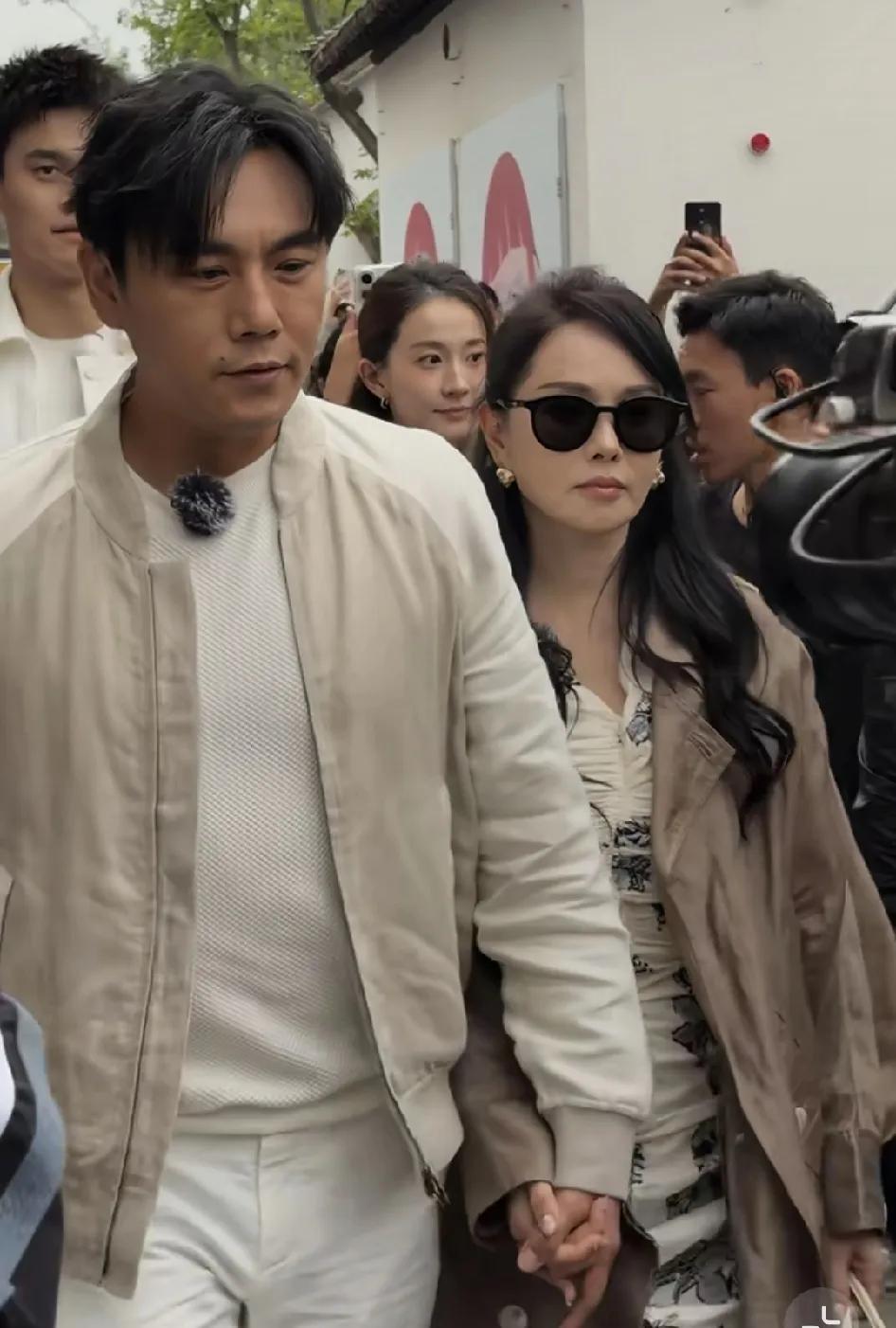 47岁秦昊对58岁伊能静也是真爱了。他们参加《妻子的浪漫旅行》综艺，现场很多人