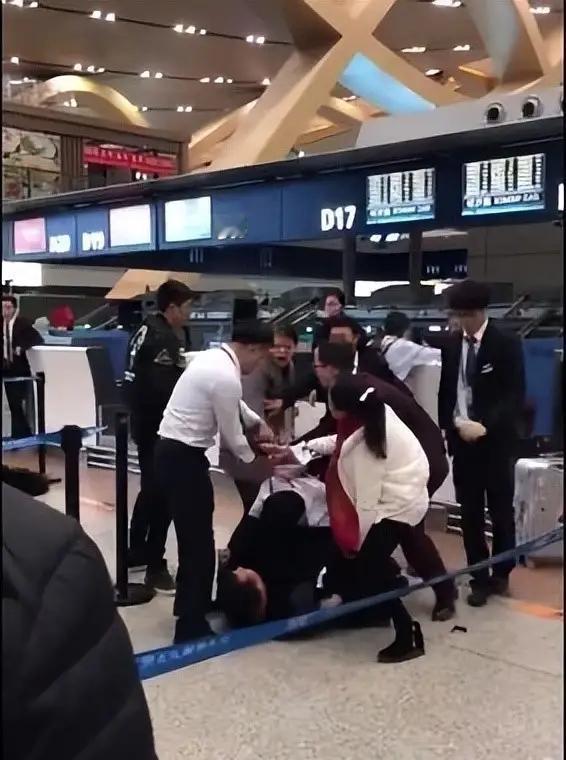 丢人丢到全网！昆明一家五口闹机场的事大家都看到了吧，为了省下180块钱，使飞机延