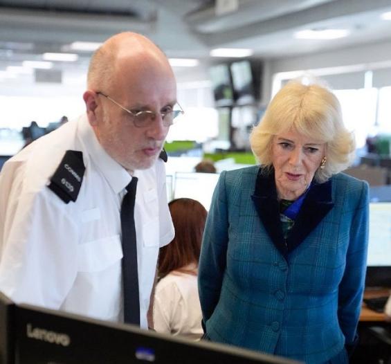 太讽刺了，查尔斯三世和威廉王子都曾经先后陷入了家庭暴力的负面新闻中。卡米拉王后