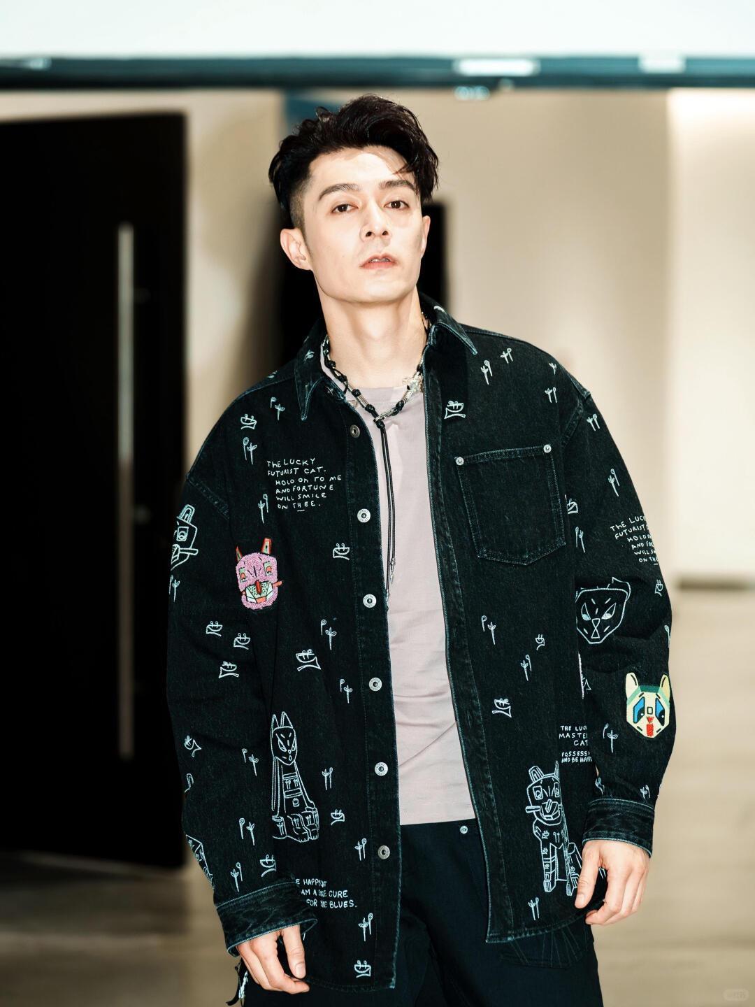 舞台上光鲜的周柏豪，被三代人、八口人“吸血”？坦言不敢停更不敢生病！ 是