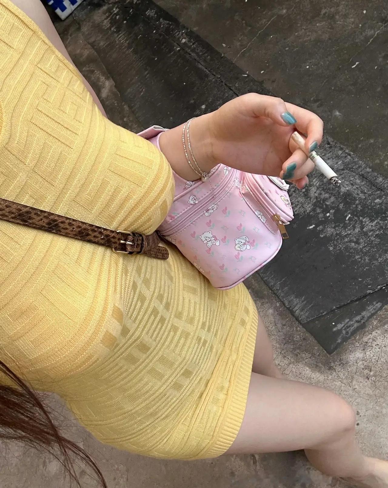 这烟味够呛的，赶紧散了吧