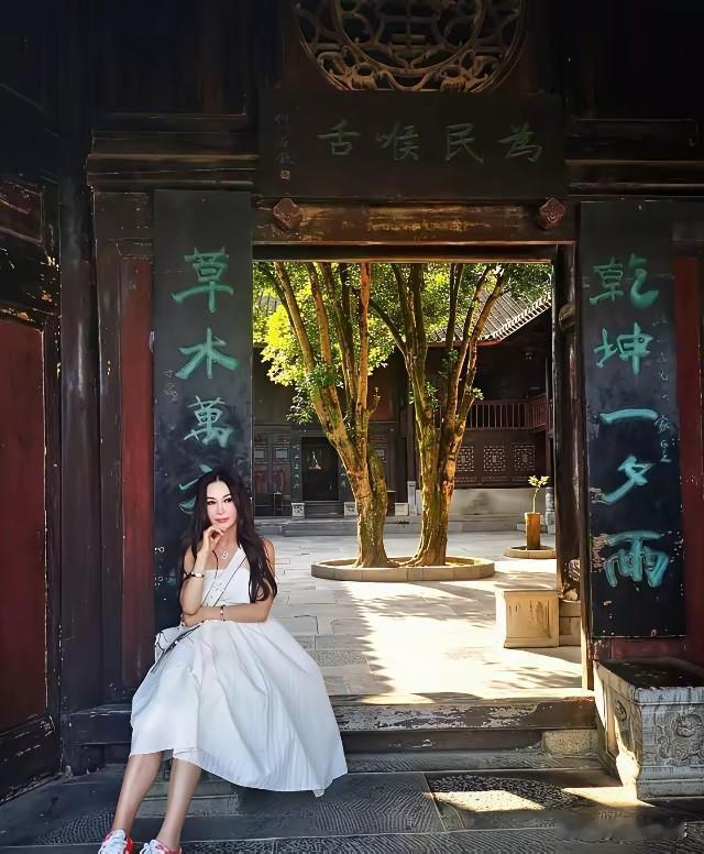 温碧霞携老公儿子回贵州认祖归宗。走进何家故居，仿佛置身先人的旧时岁月，感到无比自