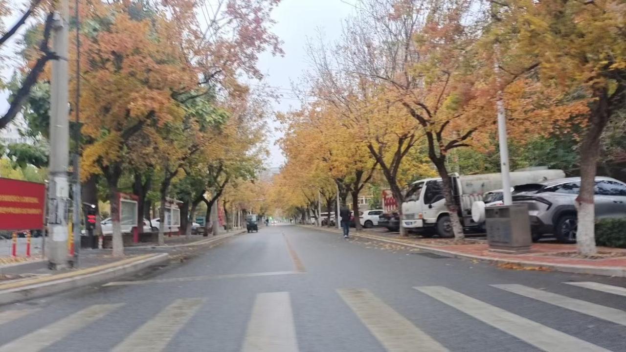 有个列车长特别有本事。有一天，乘务员推着一车冰糕冷饮走过车厢，一支也没有卖出去