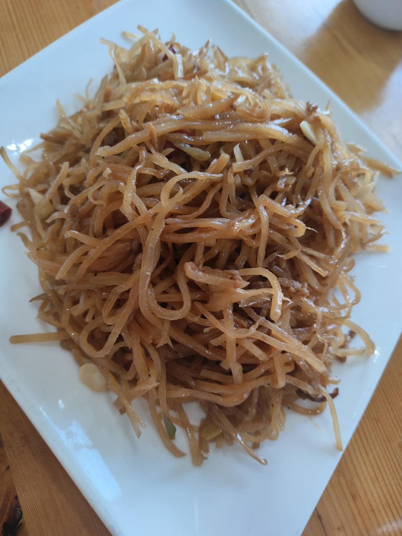 这道菜你吃过吗？这道菜就是芥菜丝炒出来的，非常简单。好吃的菜，都要色香味俱全