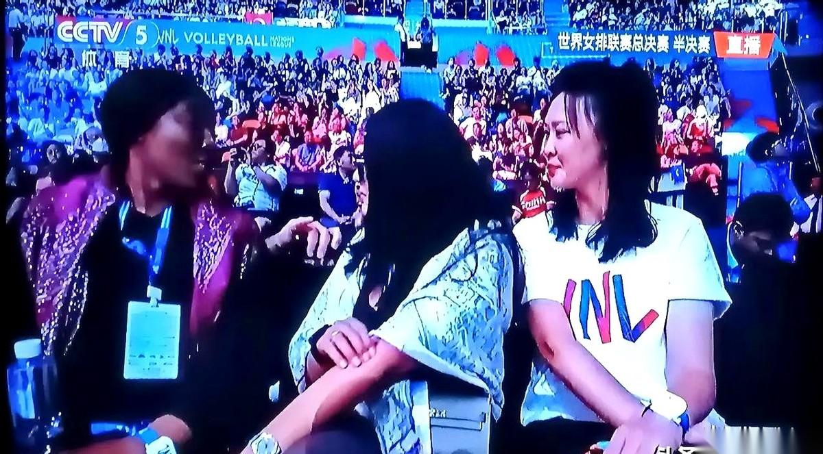 昨晚中土大战，央视的嘉宾解说席，罕见地“空”了。惠若琪没去，李颖没去，沈静思也