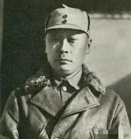 1938年，新四军司令陈世俊去买烟。结账的时候，他不经意看了一眼看店老头的手腕，