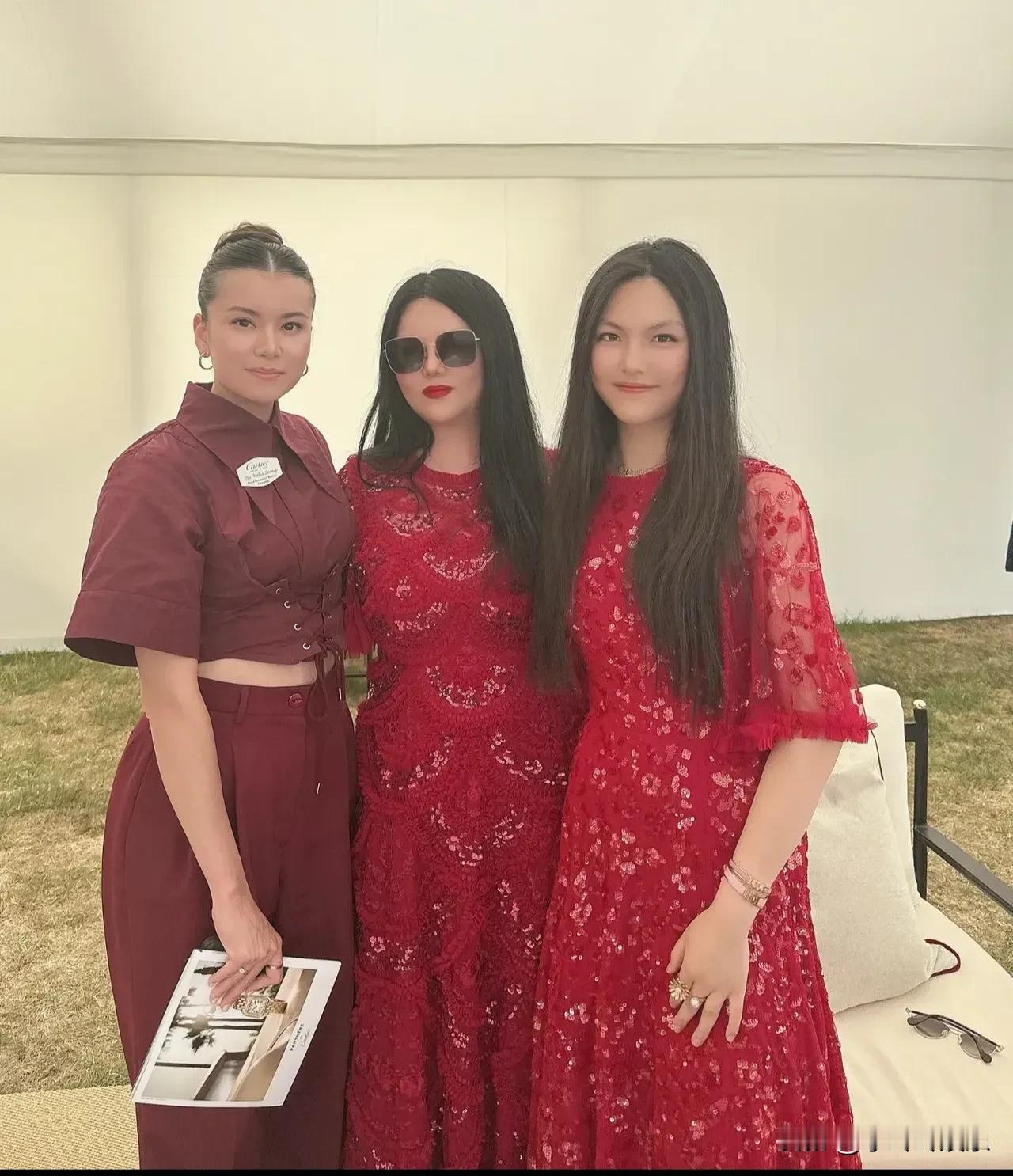 16岁的王诗龄愣是给人一种富态的感觉和李湘站在一起竟然娘俩像姐妹！