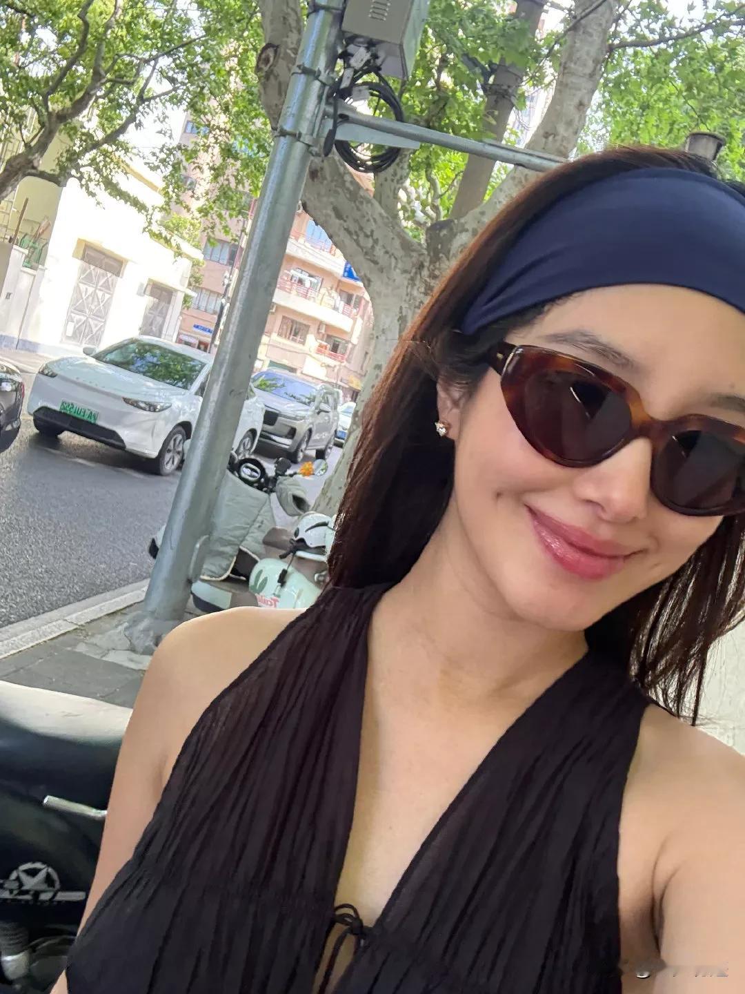 女星杨采钰发健身照，破怀孕传闻！前段时间有人发了一张路拍照，说是杨采钰怀孕了