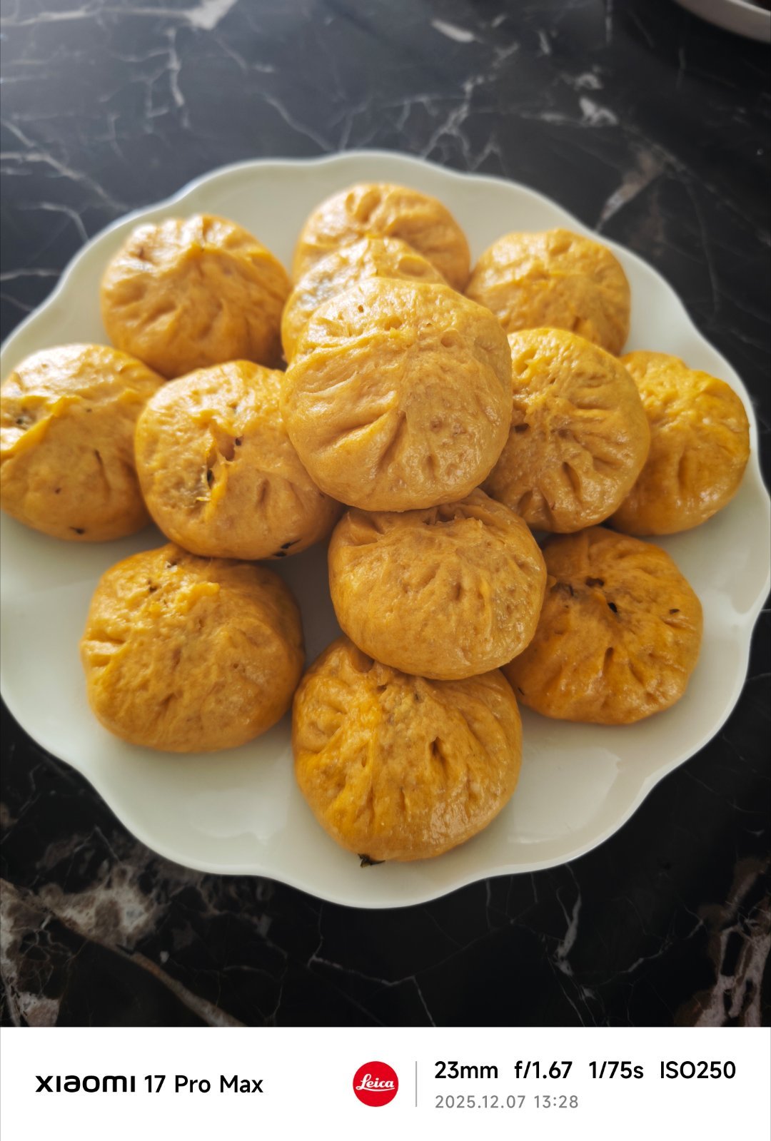 周末愉快，没有出门，在家做包子，形状稍微差了点，但是味道还是不错的我的日常plo