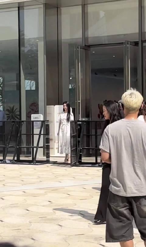 王楚然脚绊了一下后的反应太可爱了，大美女已经强迫自己笑成肌肉记忆了，她的表情管理