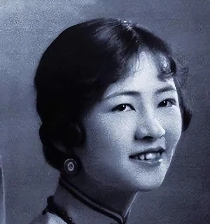 有一天，林徽因在家里一边摔东西，一边流泪，一边还对母亲狂吼：“你为什么要生下我，