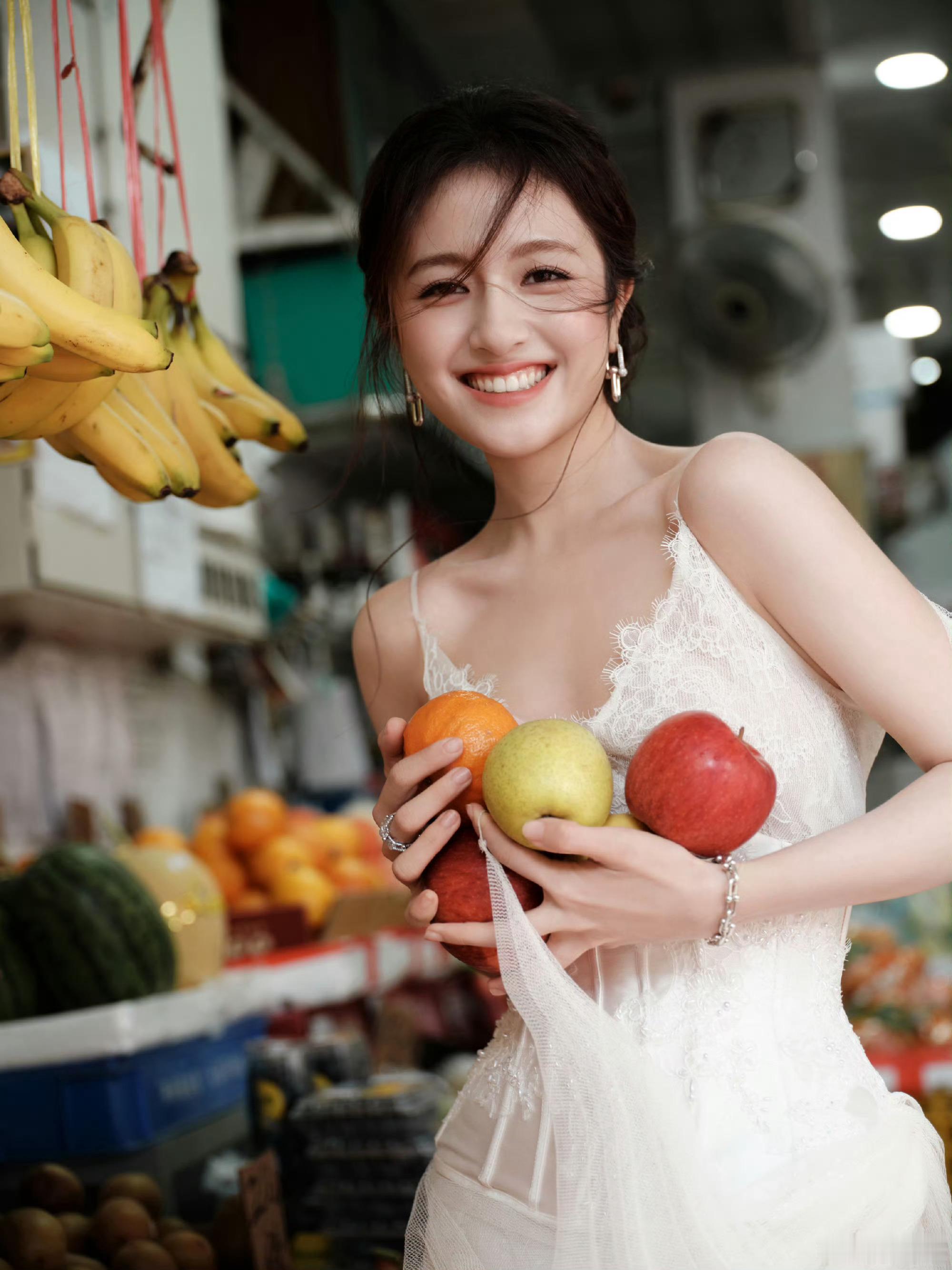 李兰迪在水果店出图李兰迪这组照片居然是水果店出的！！白色吊带蕾丝长裙自带清爽滤镜