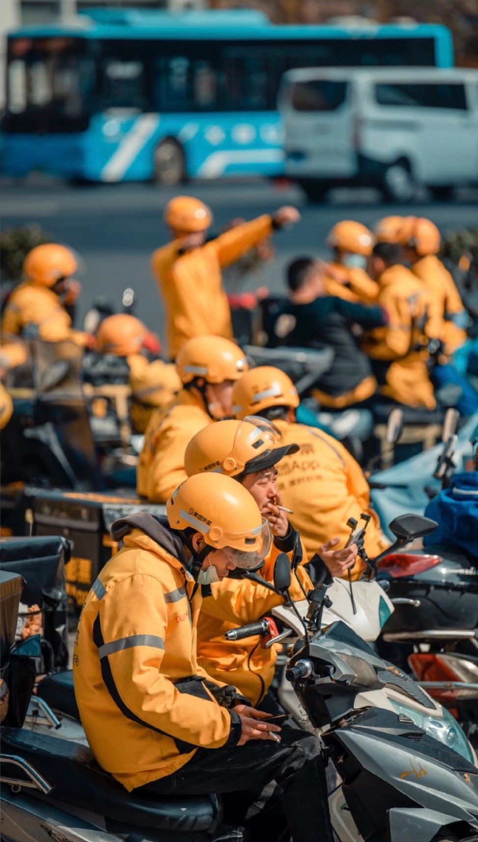 如果我是美团公关，这事儿我就立刻放大宣传，直接把这位小哥树成典型案例，并鼓励更多