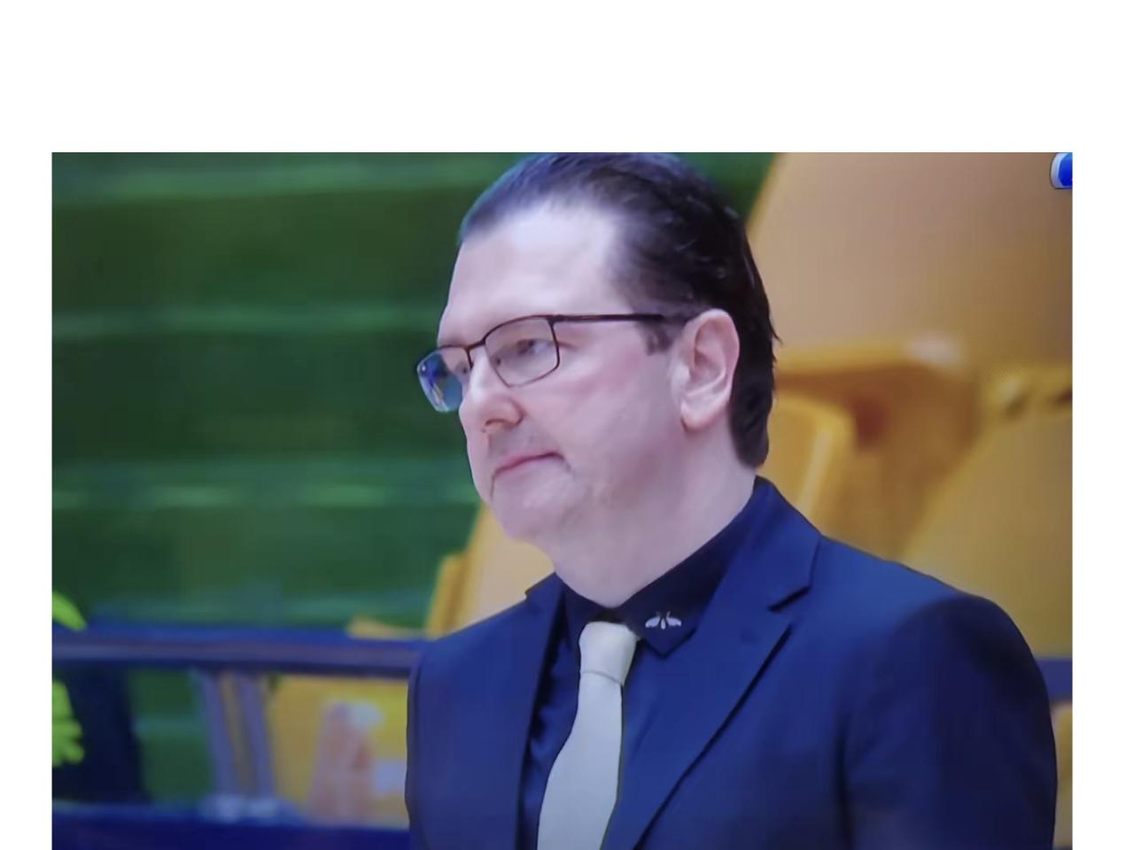 山东高速男篮主场102比93战胜凯撒率领的福建男篮。比赛打得精彩激烈，双方都发挥