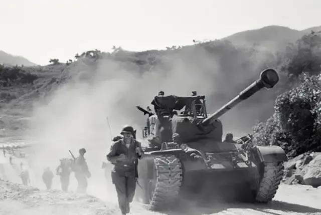 1950年长津湖战役第二天，一个营四五百人一晚上伤亡超过四百人，伤员却没有抬走，