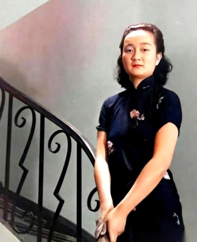 她爹去吃饭前，还看见她安安静静坐在那儿喝茶。桌上，摊着没译完的唐诗。几个钟头