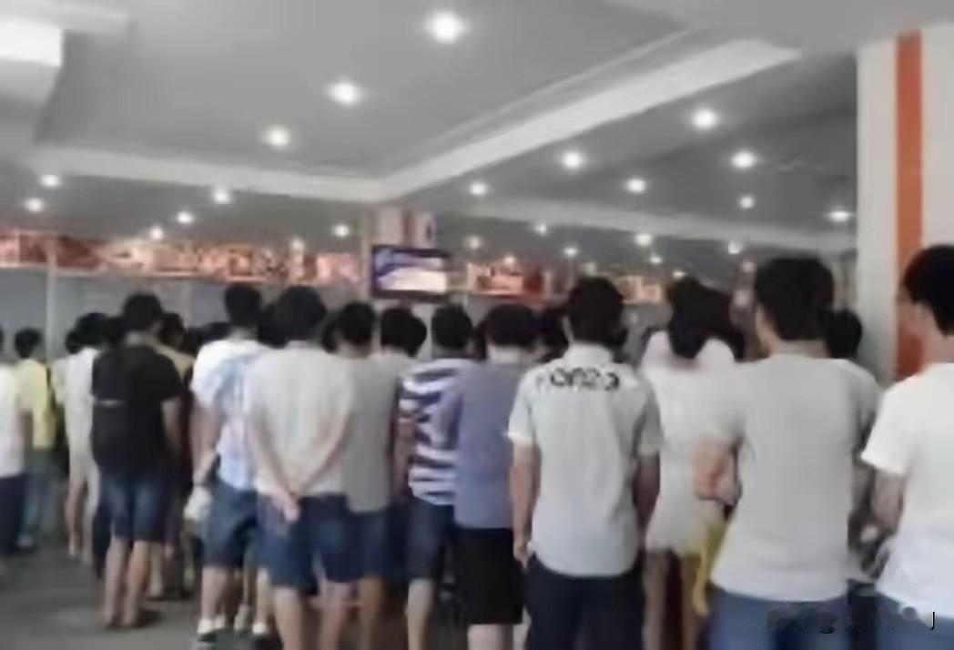 大学食堂里，一个外国留学生插队打饭，被中国学生指出后，竟一脚踹倒中国学生。其他学