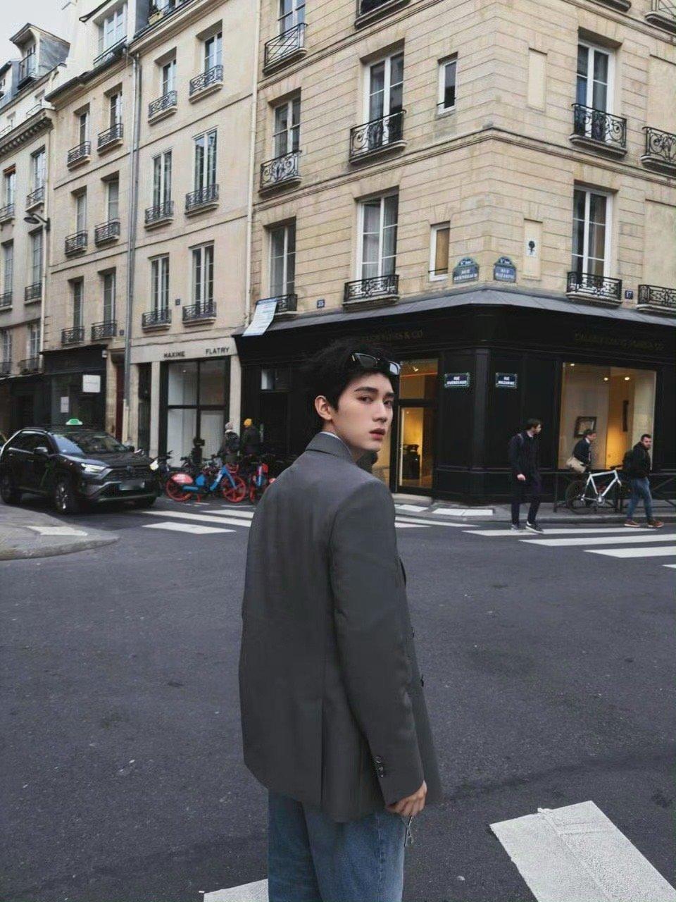 周翊然大背头现偶男主巴黎男装周惊现现偶男主！周翊然梳起大背头，浅灰色西服搭配