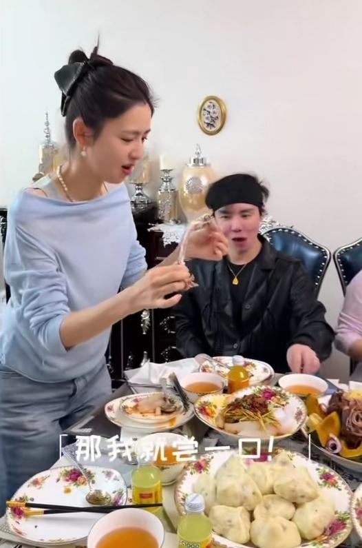 回到新疆的佟丽娅，一头扎进家乡浓浓的烟火气里。满满一桌子地道吃食摆得满满当当，鲜