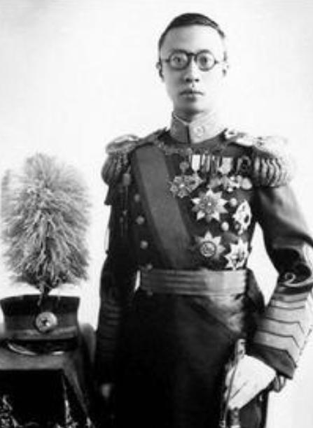 1959年12月4日，溥仪被特赦后开始自力更生，听闻故宫要移出太庙清朝牌位，立即