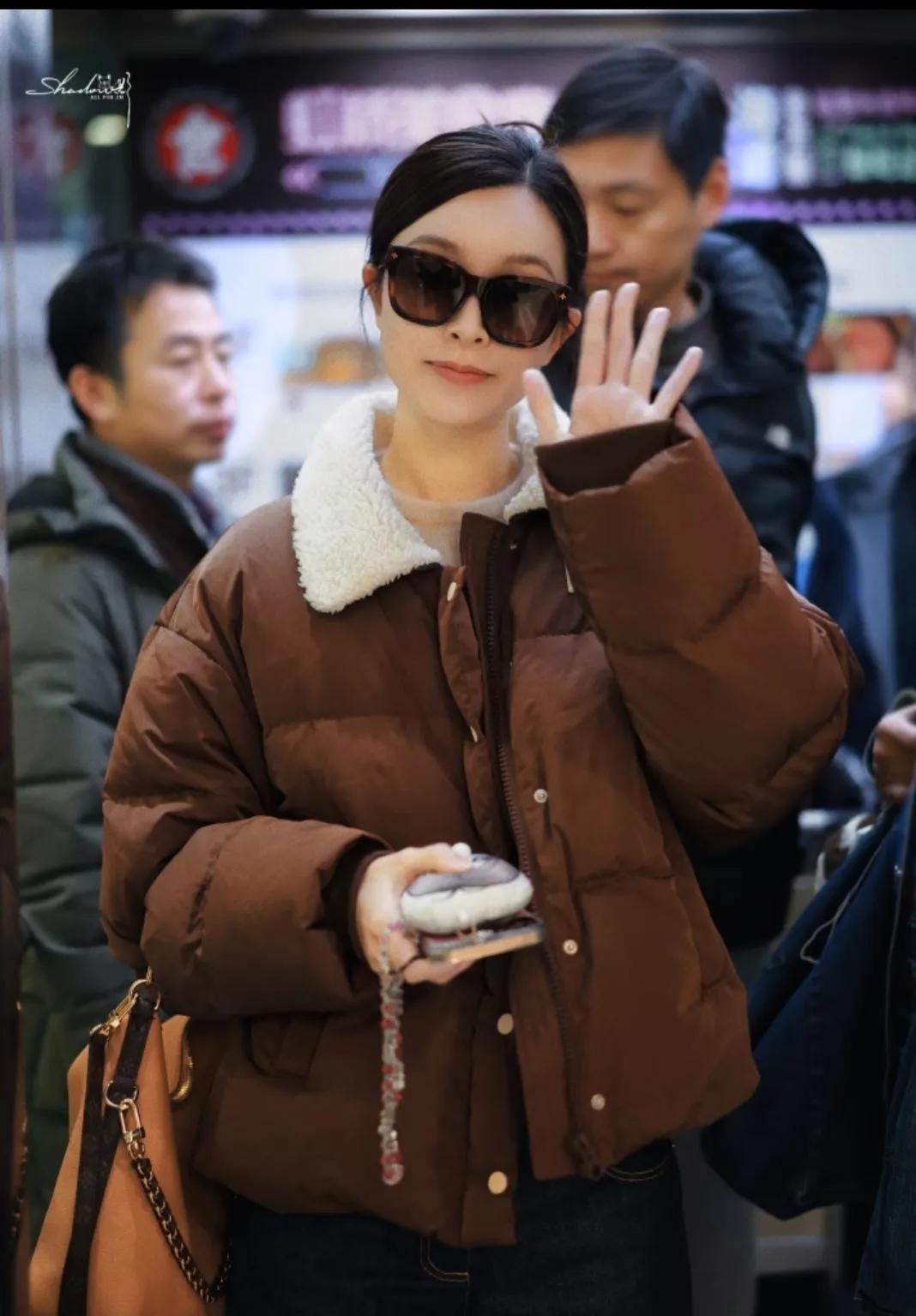 文咏珊｜焦糖色羽绒服穿搭赢麻了🎯被文咏珊这套机场穿搭美到失语！焦糖