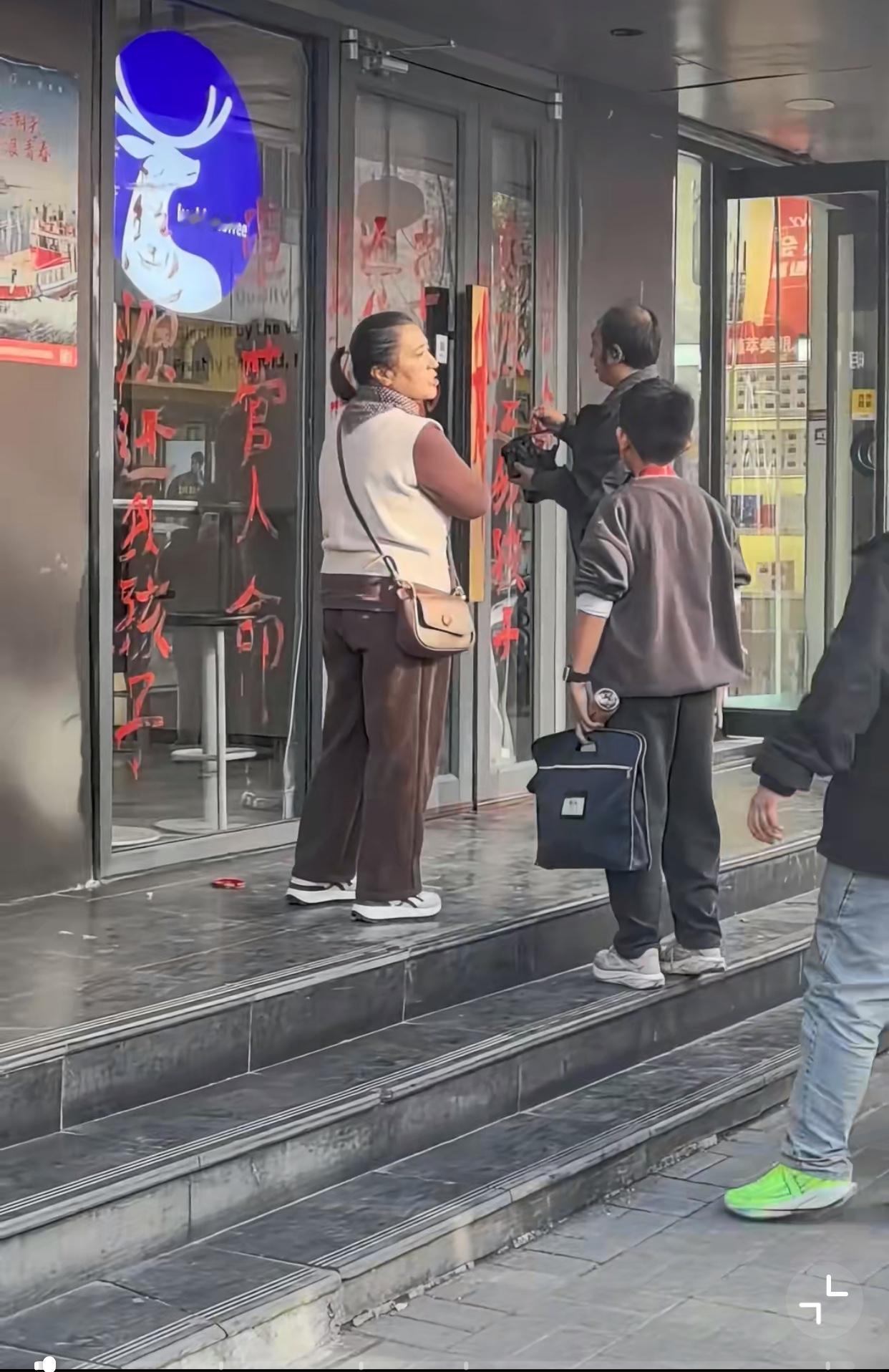 近日网传一咖啡店带着员工们去团建，结束后，就把酒喝多的女孩子送去了酒店，也没给