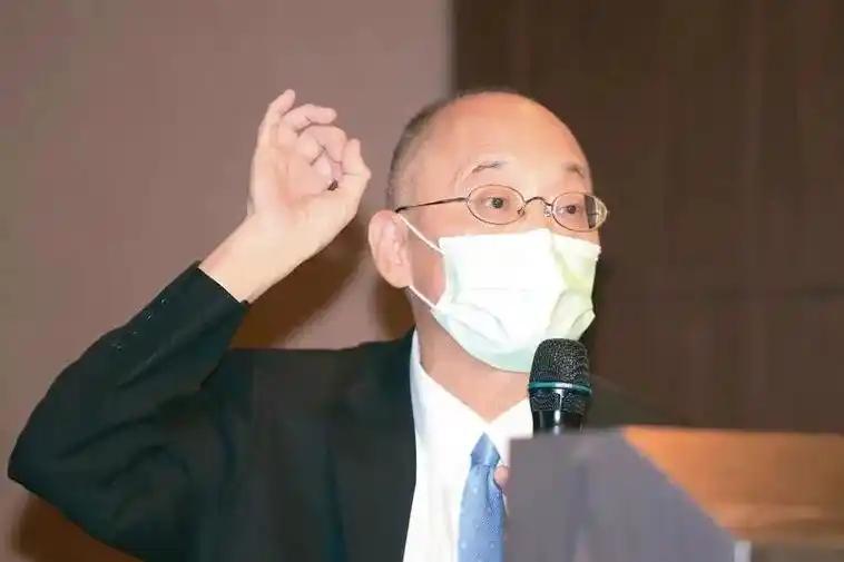 没想到，台北故宫院长反驳大陆的措辞，认为台北故宫的文物不属于大陆。虽然文物不