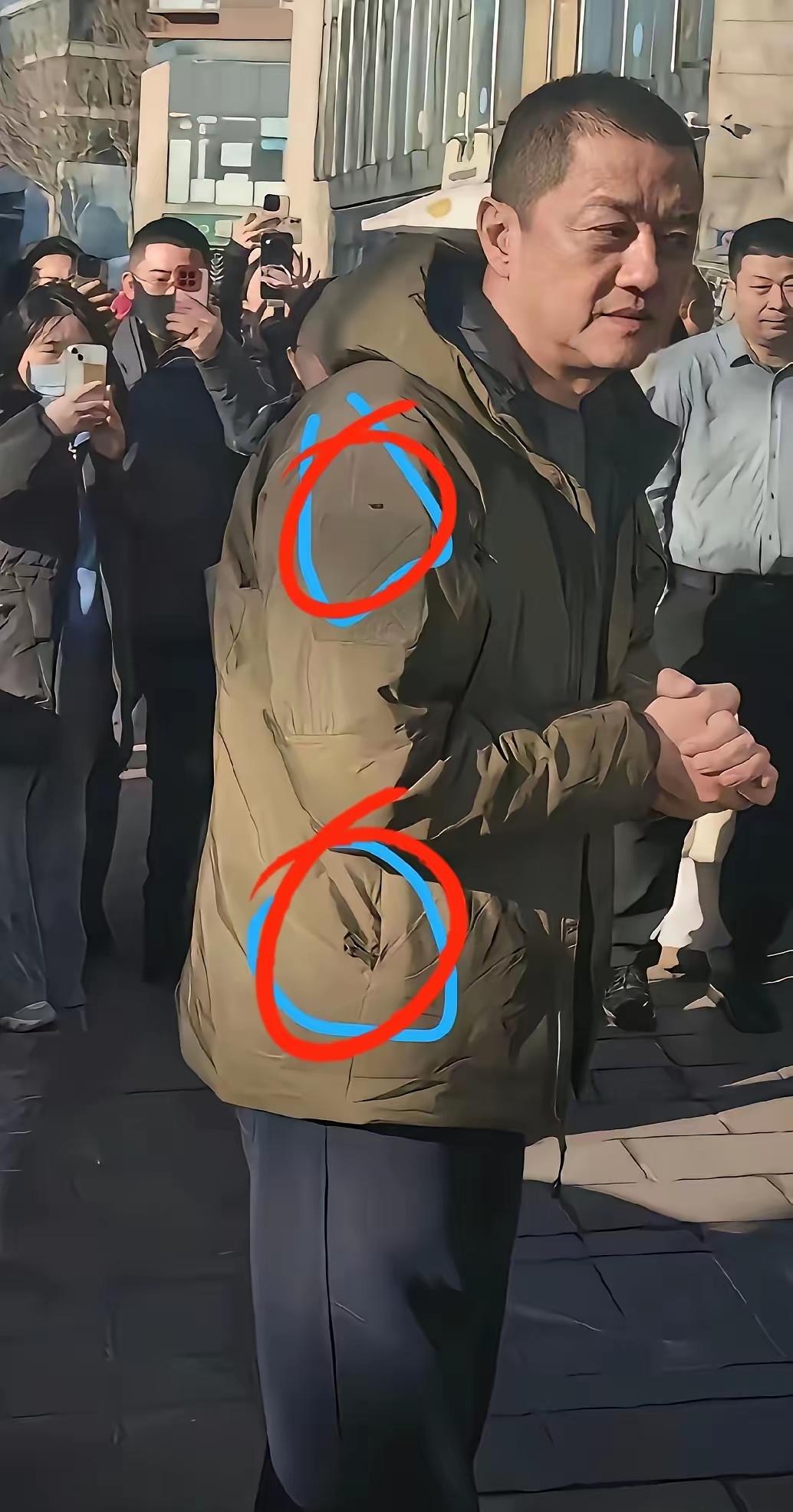 这件衣服这两天火了李亚鹏的一件旧毛衣被众人留意，袖口磨边还起了球，他却接连