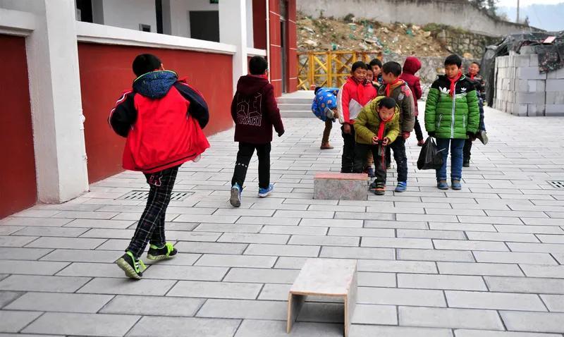 山西网友教师公开在职工资[啤酒]网友在农村学校工作，家距学校20公里，每日坐校车