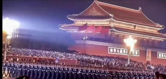这画面太舒适了军人方队，移动的城墙，滚滚的钢铁洪流，直接碾压过来，整齐划一，横