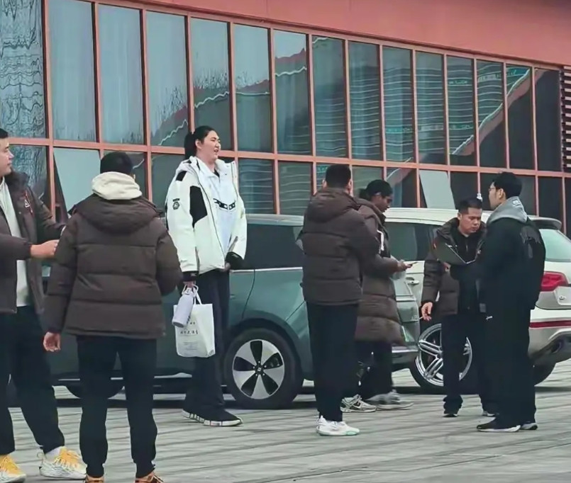 队友坐车走了，张子宇还留在那里等……我们知道，姚明身高2米26，一到出行就犯