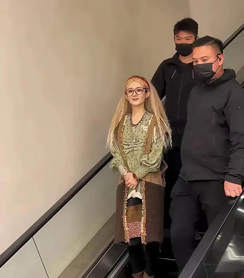 我丢，这真的是赵丽颖么？好小好年轻一个，这造型像是从动漫中出来的人物，有一种奇