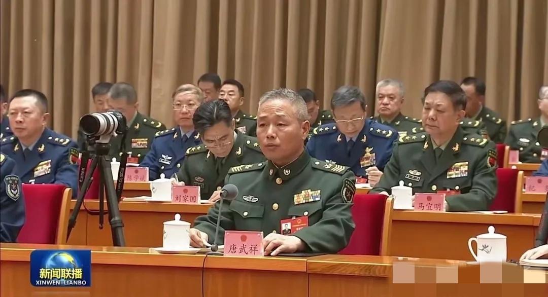 昨天看新闻联播，发现这个镜头不一般啊！一个一级军士长和将军坐一起开会，并且这位军