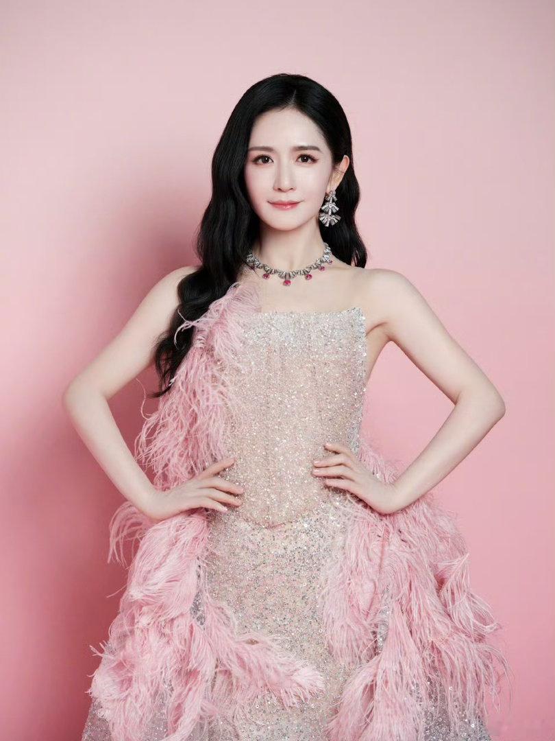 谢娜发文说手抖谢娜自己抢自己的演唱会门票，一秒就没了，发文说“我手抖第一次遇到