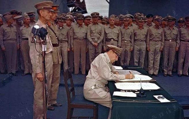 日本投降后，美国的<em>麦克阿瑟</em>成为他们的太上皇。在二战结束的硝烟中，<em>道格拉斯</em>·<em>麦克</em>