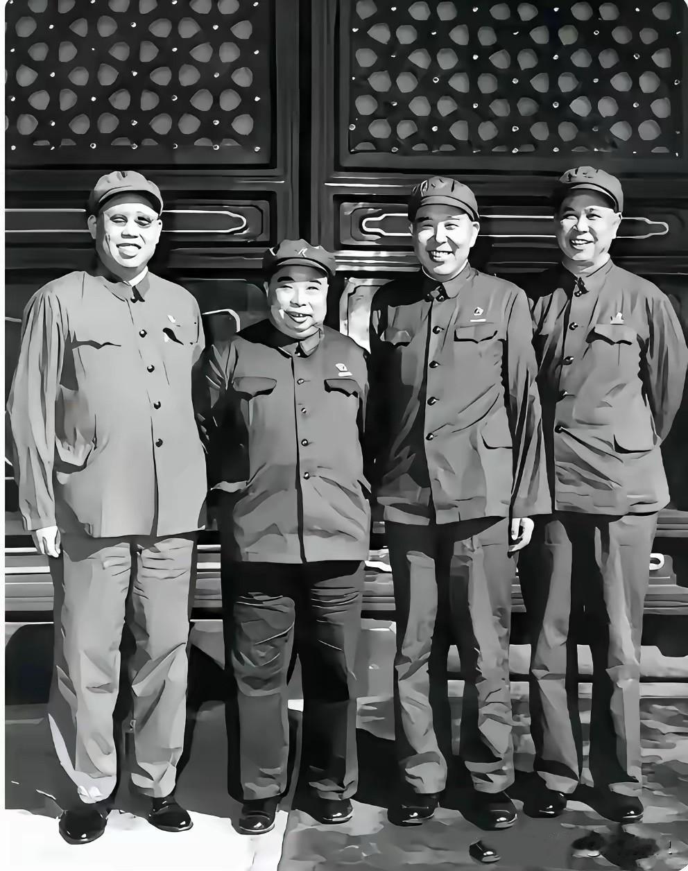 这张珍贵合影拍摄于1969年10月1日国庆节四位开国将军在天安门城楼上留下这